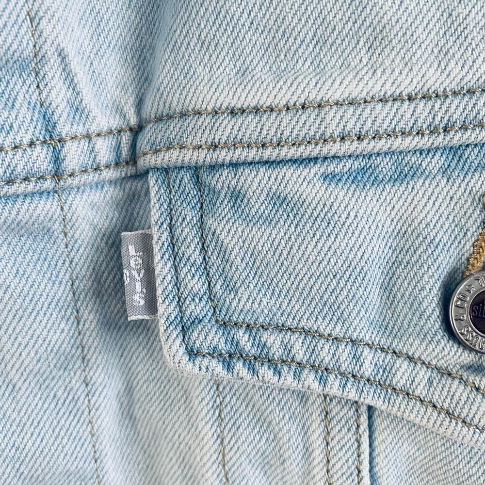 WOMEN'S Levi's® Silvertab™ Cropped Trucker Jean Jacket - Picture 9 of 15